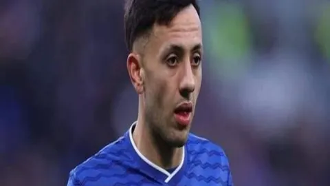 指尖美学秘境，资深彩甲大师演绎深度自信艺术